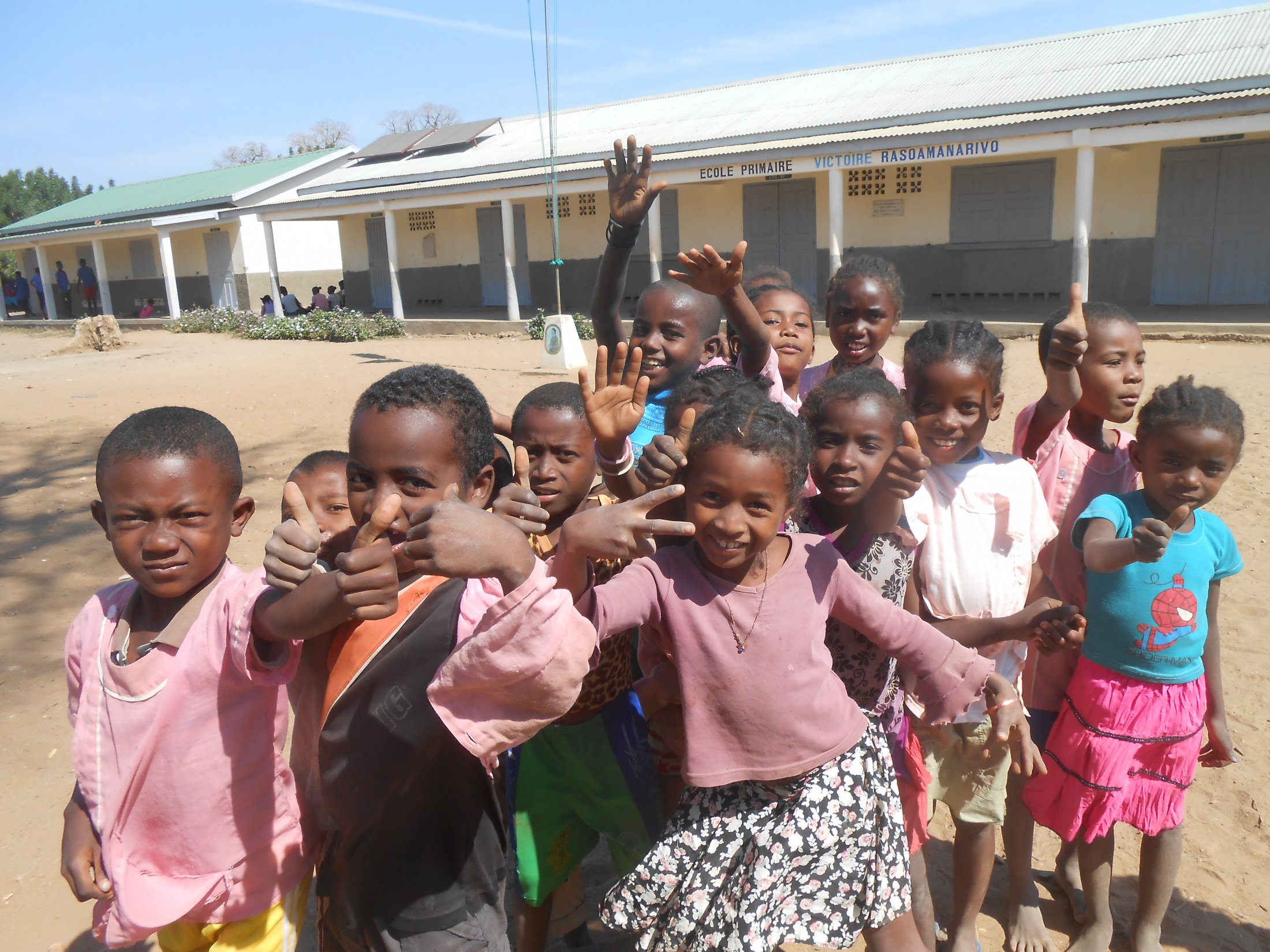 Madaquatre werft fondsen voor de bouw van “bush” scholen in de Morondava regio van Madagaskar. De BESIX Foundation financierde de bouw van nieuwe klaslokalen.