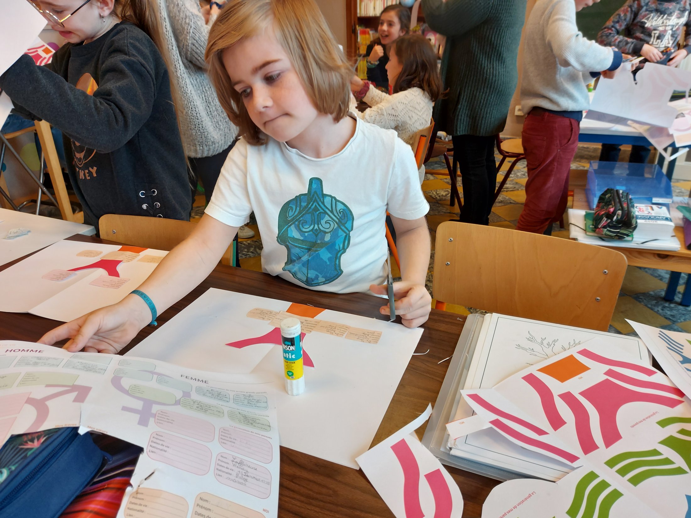 Des Racines pour Grandir propose aux jeunes d’aller à la rencontre des générations précédentes à travers leur famille. BESIX Foundation a soutenu le développement du projet dans de nouvelles classes.