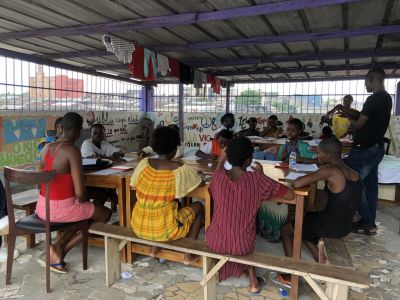 Cavoequiva abrite et scolarise les filles vivant dans les rues d’Abidjan