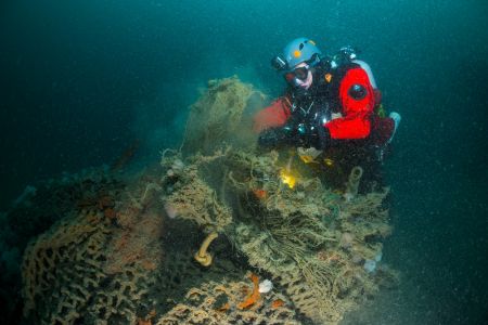 Vrijwillige duikers van Duik de Noordzee Schoon halen netten op die verloren zijn gegaan door trawlers en die een bedreiging vormen voor hun omgeving. BESIX Foundation financierde een van hun expedities.
